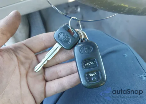 2004 Toyota Corolla Le z USA, uszkodzony, nr VIN 2T1BR32E24C272425